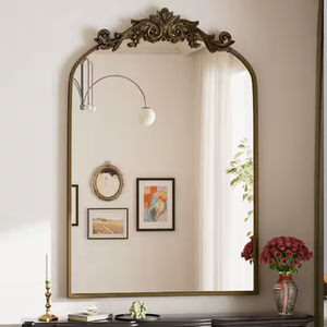 Espejo arqueado clásico con un marco superior adornado, perfecto para un aspecto de inspiración vintage, disponible a precios al por mayor. - Product Image 1