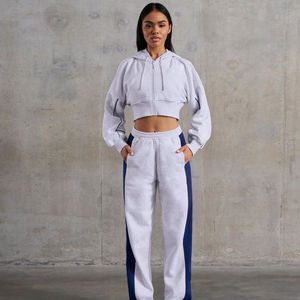 Nuevo Conjunto Deportivo de Invierno para Mujer, Sudadera con Capucha y Pantalones Acampanados, Conjunto Deportivo Personalizado con Sudadera con Capucha y Pantalones Deportivos 100% - Product Image 5