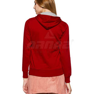 Sweat à capuche décontracté et élégant pour femmes avec coupe confortable et finition propre Sweat à capuche pour femmes avec coupe décontractée - Product Image 2