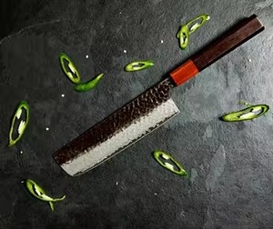 Cuchilla de chef japonesa hecha a mano de acero inoxidable de alto carbono con hoja de acabado martillado y mango de palisandro con collar de resina roja. - Product Image 6