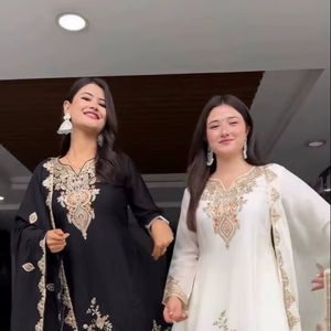 Conjunto Tradicional de Fiesta de Georgette Sintética con Bordado Intenso de Hilos y Lentejuelas, Top y Sharara con Dupatta Bordada con Hilos y Lentejuelas - Product Image 1