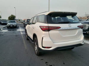 ฟอร์จูนเนอร์ ปี 2020 รถกระบะ SUV เกียร์อัตโนมัติ/ขับเคลื่อนสี่ล้อ ล้อแม็ก R20 เครื่องยนต์ดีเซล พวงมาลัยซ้าย ภายในสีอ่อน เบาะหนัง ระบบควบคุมความเร็วอัตโนมัติแบบแปรผัน (ACC) แร็คหลังคาโลหะ - Product Image 5