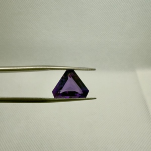 Piedras preciosas sueltas de amatista natural de alta calidad, corte facetado en forma de triángulo, Gema Nalin pulida a mano, púrpura internacional 3.86ct - Product Image 5