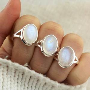 Anillo de Boda con Cabujón Ovalado de Turquesa de 10x14mm, Diseño Único Personalizable, Plata de Ley con Baño de Oro, Propiedades Curativas - Product Image 3