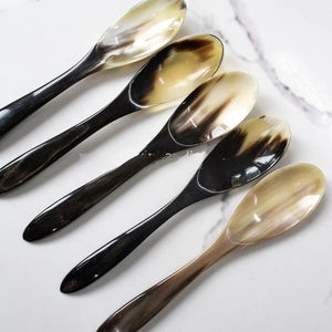 Cuchara de Cuerno de Búfalo Natural, Hecha a Mano y Pulida, Perfecta para Servir Especias, Condimentos o como Decoración de Mesa, Alta Calidad - Product Image 1