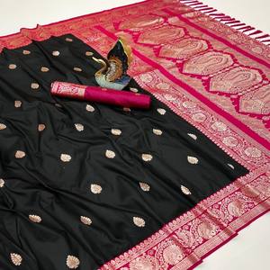 Sari de Seda Banarasi Suave VASTRA COTTAGE con Zari, Pallu de Contraste Enriquecido, Diseño de Borde Tejido con Zari en Contraste, Borlas y Blusa de Seda - Product Image 2