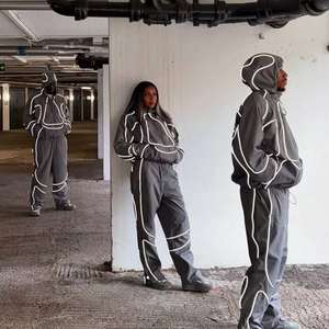 ชุดกีฬาไนลอนกันน้ำสะท้อนแสงแบบกำหนดเอง พร้อมเสื้อแจ็คเก็ตกันลมลายทางน้ำหนักเบาสำหรับวิ่งและสวมใส่ในชีวิตประจำวัน - Product Image 4