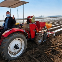 Semoir à pommes de terre Hill-Drop 2CM-2B pour plantation de tubercules de précision monté sur tracteur