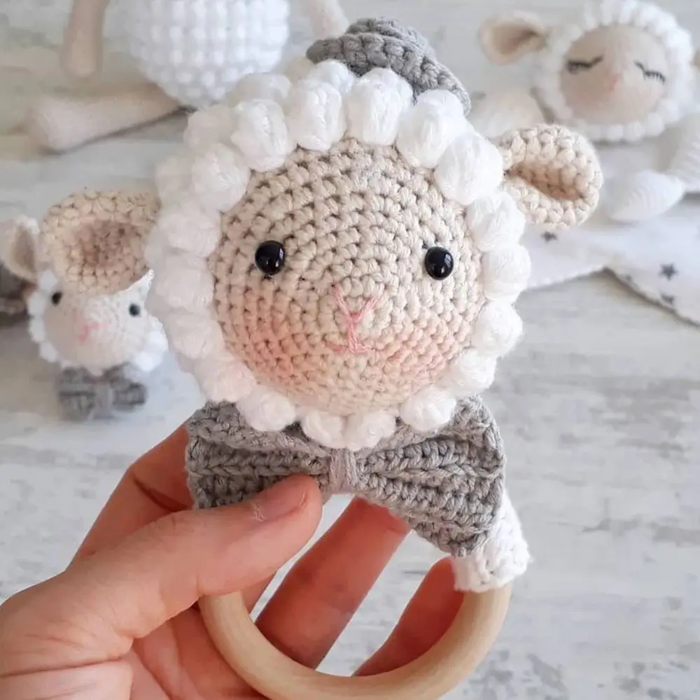 Miglior prezzo Crochet Sheep Doll sonaglio e porta ciuccio personalizzato set neonato giocattoli biologici naturali fornitore del Vietnam