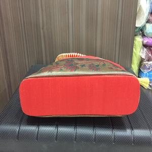 Fournisseur indien Sac à main en soie artisanale Accessoire élégant pour Sarees Lehengas & Salwar Suits d'Inde - Product Image 4