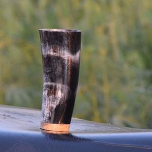 Coupe de corne de Viking rustique fait à la main cadeau de tasse d'hydromel nordique - Product Image 1