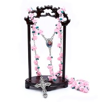 Collier religieux pour enfants avec assurance commerciale, chapelet catholique, pendentif crucifix, perles en argile polymère en forme de rose bleue