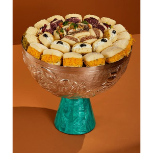 Décorations de table pour mariages Présentoir au chocolat de bonbons et de desserts Bols de service classiques en métal poli pour chocolat en vente - Product Image 3