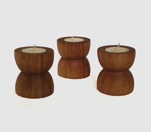 Juego de Tres Portavelas de Madera Hechos a Mano, Forma de Reloj de Arena, Acabado Oscuro, Soporte Votivo de Madera Maciza para Decoración del Hogar - Product Image 4