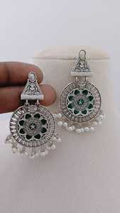 Juego de pendientes Heritage Mandala Temple Metal oxidado en tono plateado con acabado vintage Patrón único Latón Diseño personalizado - Product Image 3