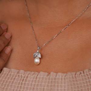 SHREYA DIAM Collier élégant avec pendentif feuille, perle d'eau douce, zircon taille brillant, plaqué rhodium, chaîne serpent en argent 925 pour femme - Product Image 3