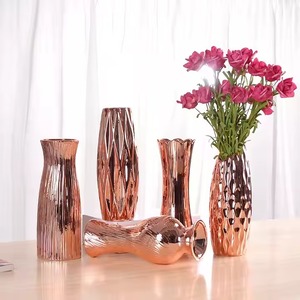 Ensemble de trois vases à fleurs en cuivre poli pour décoration de maison moderne et élégante Vases faits à la main pour table de bureau ou étagère Accent - Product Image 6