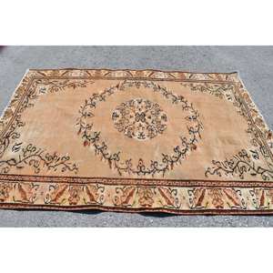 Alfombra turca Vintage Beige Marrón 5,5X8 pies Estilo clásico Tabriz Patrón rectangular de área grande para uso en sala de estar o dormitorio - Product Image 3