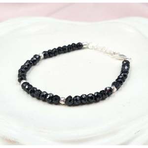 Bracelet perlé plaqué or avec breloque spinelle noire et motif à billes, orné de pierres principales en zircon, onyx et perle, forme lune - Product Image 1