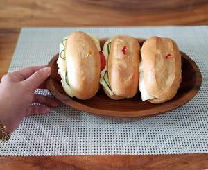 Plato ovalado de madera de acacia para servir pan de frutas y alimentos Uso versátil como elevador de masa y joyería o captura de monedas - Product Image 4