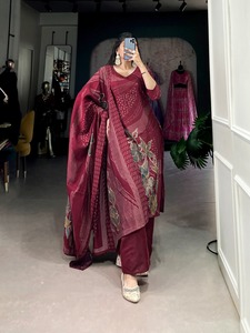 Costume Salwar en soie fabriqué à la main de créateur, robe longue pakistanaise Kameez Dupatta à la mode pour les cérémonies de mariage et de fête - Product Image 4