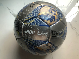 Ballon de futsal cousu à la main Taille 4 Ballon de football en PU durable pour l'entraînement et les matchs de l'équipe Ballon de football de futsal de haute qualité Fabriqué au Pakistan - Product Image 5