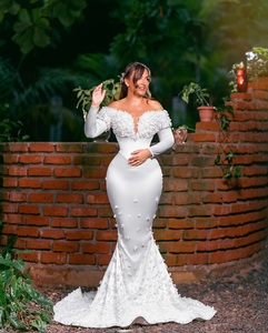 Robe de soirée élégante de créateur à col haut rouge longueur ras du sol silhouette sirène avec soutien-gorge intégré ornée de strass pour femmes à porter en soirée - Product Image 5