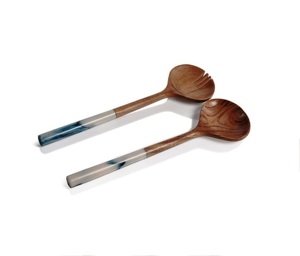 Maya-Set de serveurs en bois de manguier manche en résine bleue SERVEUR À SALADE EN BOIS SET DE 2 KETCHENWAR UNIQUE FAIT À LA MAIN - Product Image 1