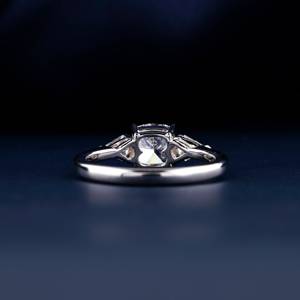 Bague de fiançailles tendance en or blanc 14 carats plaqué, sertie d'un diamant de laboratoire taille coussin brillant de 1 carat, pour femmes et jeunes filles - Vente en gros de bijoux fins - Product Image 4