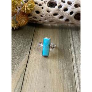 Anillo de Plata de Ley y Turquesa Kingman Hecho por Artesanos Navajo, Joyería Coleccionable Cultural, Talla 7 - Product Image 1