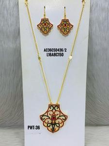 Ensemble de bijoux en laiton plaqué or pour femmes Chic Nouvelle tendance Boucles d'oreilles à maillons de style classique et colliers pendentifs à la mode - Product Image 1