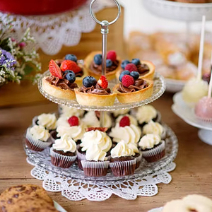 Support à gâteau en verre rond élégant personnalisable avec des outils à gâteau de finition brillante - Product Image 1