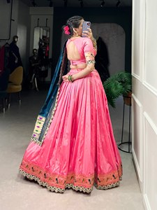 Travail de tissage Zari en soie traditionnelle avec paillettes et bordure en dentelle de broderie Lehenga Choli, Wedding Wear Fancy Lehenga. - Product Image 4
