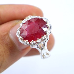 แหวนรูปไข่เจียระไนเป็นสีเงิน925พร้อมด้วยพลอยทับทิมที่ตั้งไว้สำหรับงานแต่งงานหรืองานปาร์ตี้ - Product Image 1