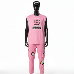 ชุดเสื้อยืดแขนกุดสีชมพูผ้าคอตตอนผสมโพลีเอสเตอร์พรีเมียม กางเกงคาร์โก้พิมพ์ลาย DTF ปักโลโก้ตามสั่ง ชุด 2 ชิ้น สำหรับผู้ชาย - Product Image 6