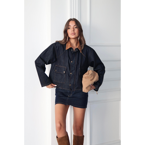 Chaqueta Vaquera Azul Marino para Mujer con Elegante Detalle de Cuello de Terciopelo - Product Image 4