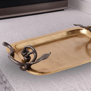 Bandeja de metal elegante para alojamiento elegante Bandeja de metal sofisticada con acabado pulido - Product Image 2