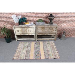 Tapis turc vintage, tapis de 2,8 x 4,3 pieds, tapis en laine à bordures jaunes et roses - Product Image 2