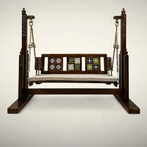 Luxueuse balançoire royale en bois foncé avec de grands piliers sculptés et des coussins blancs disponibles au prix de gros. - Product Image 3