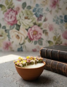 Bougie artisanale traditionnelle en pot d'argile écologique, bougie à fleurs séchées biologiques, disponible au prix de gros de fabrication - Product Image 3