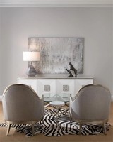 Table d'appoint moderne classique avec plateau en marbre crème torsadé et base en aluminium blanc argenté, style Art Déco, fabrication artisanale Nsons Home
