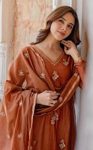 Ensemble Kurti en soie de créateur avec pantalon et dupatta, catalogue complet disponible au prix de gros, collection premium au prix de gros. - Product Image 3