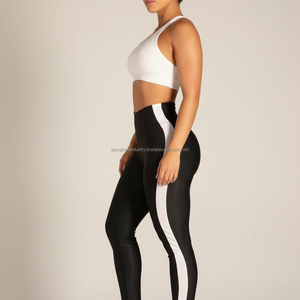 Ensemble de sport noir et blanc OEM personnalisé pour femme, ensemble de yoga avec bordure contrastante, soutien-gorge de sport à col rond et leggings taille haute, 2 pièces pour la gym - Product Image 3