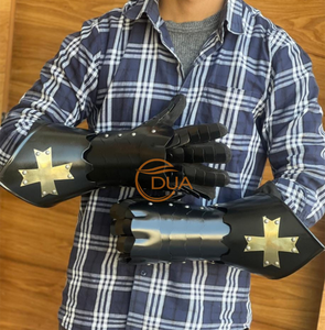 Gants de chevalier médiéval en acier, finition noire avec croix dorée, protection des mains pour costume et exposition - Product Image 2