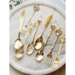 Ensemble de couverts en laiton artisanaux d'inspiration vintage avec des touches modernes disponibles à des prix abordables pour les repas à la maison - Product Image 1