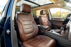 Volkswagen Touareg TDI L U X d'occasion de 2011, sans réserve, <span class=keywords><strong>1</strong></span> propriétaire, Turbodiesel, transmission intégrale, bleu <span class=keywords><strong>nuit</strong></span> métallisé, non modifié - Product Image 5