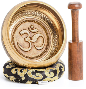 Bol chantant tibétain noir avec Golden Mandala & Script sur sa surface et bâton en bois pour produire du son disponible en gros - Product Image 6