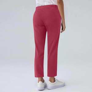 Capri de golf pour femme, extensible et doux, conçu pour soutenir le confort et les mouvements athlétiques flexibles - Product Image 2
