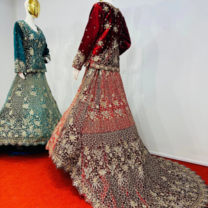 Lehenga Majestic Velvet Trail con Estilo Cortado a la Cintura y Trabajo Completo de Jarkan, Ropa de Diseñador en Tendencia 2025 en 5 Colores - Product Image 1