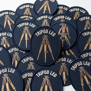 Parche bordado de diamantes personalizado al por mayor, insignia vintage de topografía con borde Merrow, emblema para ropa a granel - Product Image 5